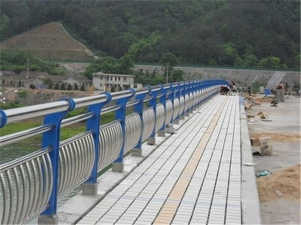 贵阳不锈钢桥梁护栏的特性及其在现代建筑中的应用
